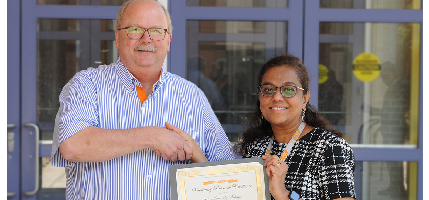 Dr. Sultana receiving her award from Dr. Anderson.